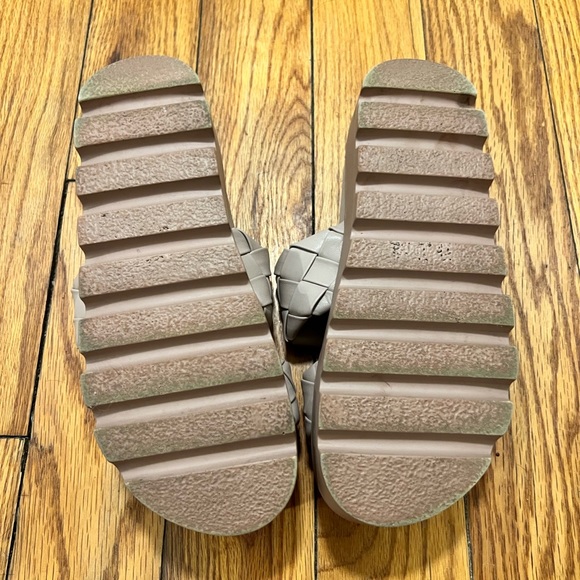 Steve Madden Platform Sandals in the color Tan Size 7 - Picture 6 of 7